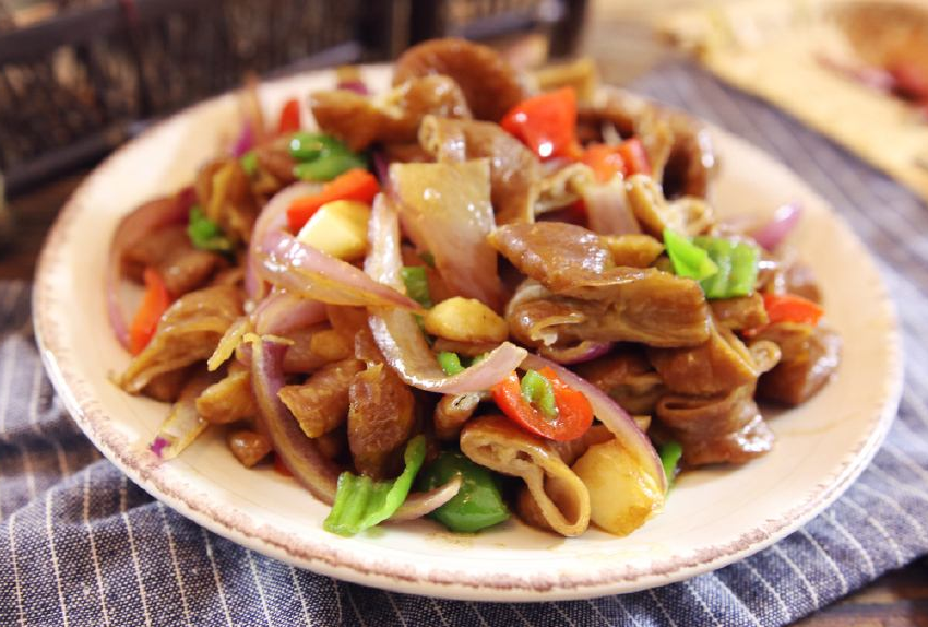 要做猪榨菜,学厨师长这样炒,味香鲜嫩肥肠丝a榨菜图片