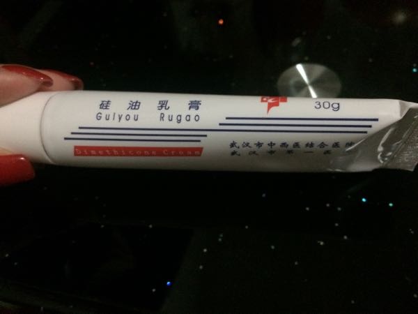 祛斑美白正品保证             维生素e霜和硅油乳膏,都是我们临床上