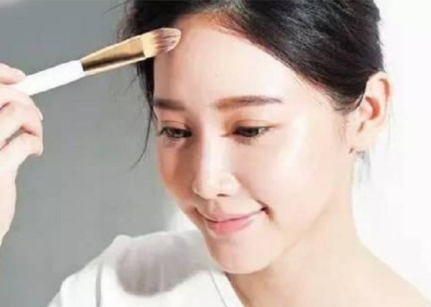 图片涂不卡粉?化妆师教你这四步get女生肌腋粉底奶油图片
