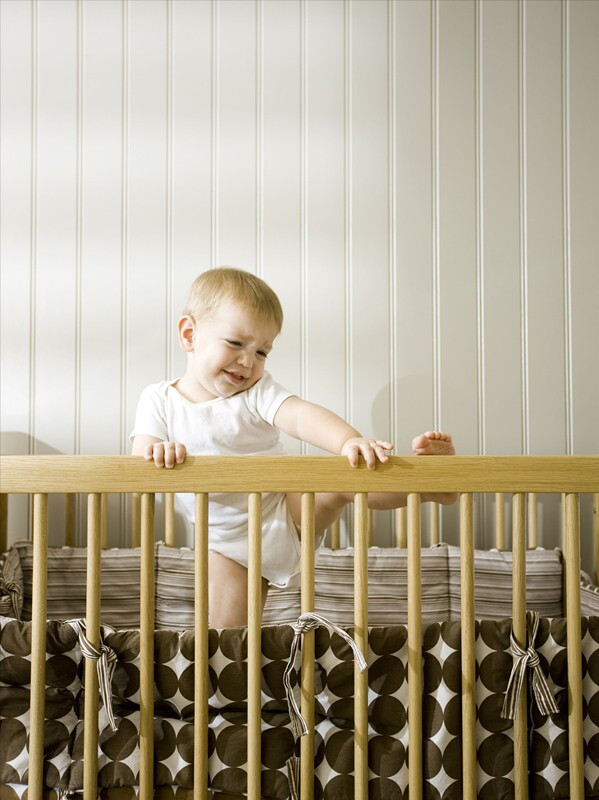 真有宝宝翻下床摔到头!学会翻身后必须注意