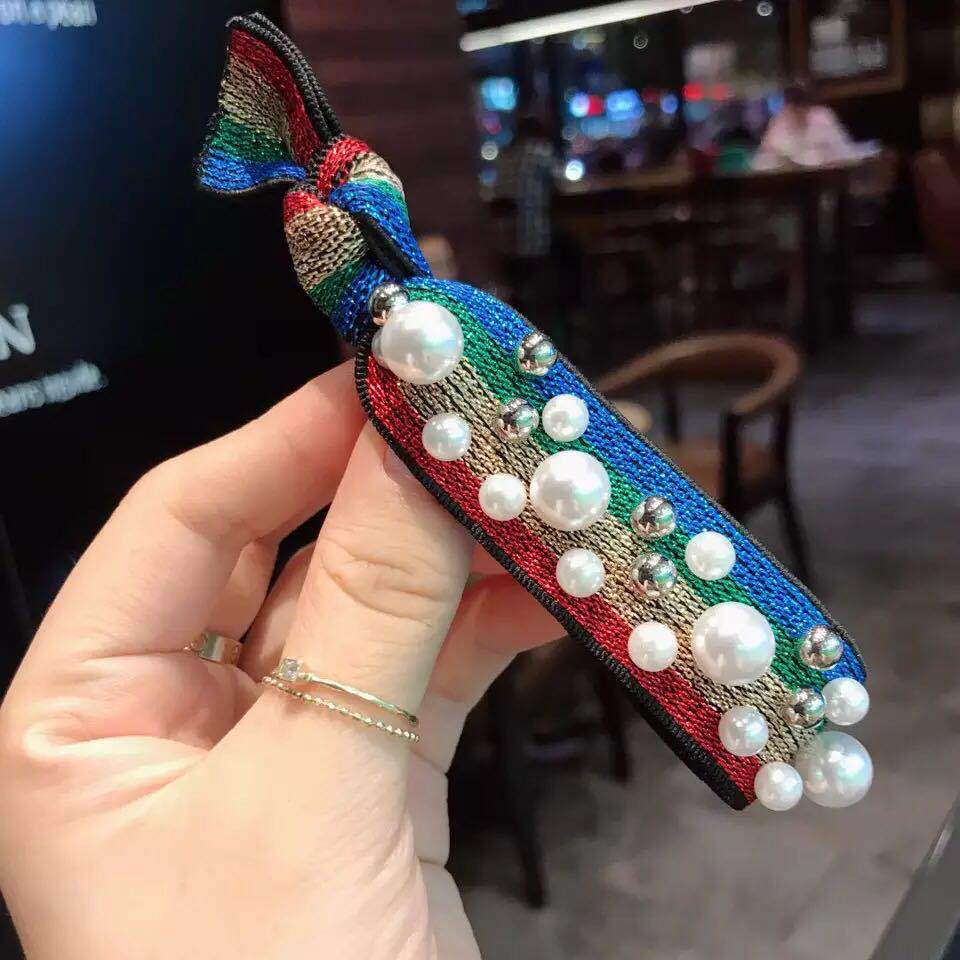 女人再没钱,也别老披头散发!今年流行低马尾