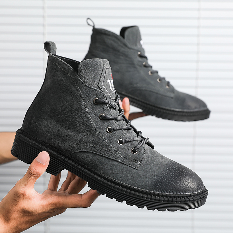 老公出差回来,把小白鞋全丢了,换上马丁靴后