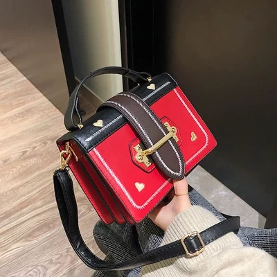 建议女人:初二走亲戚背这辣椒红女包,喜庆大