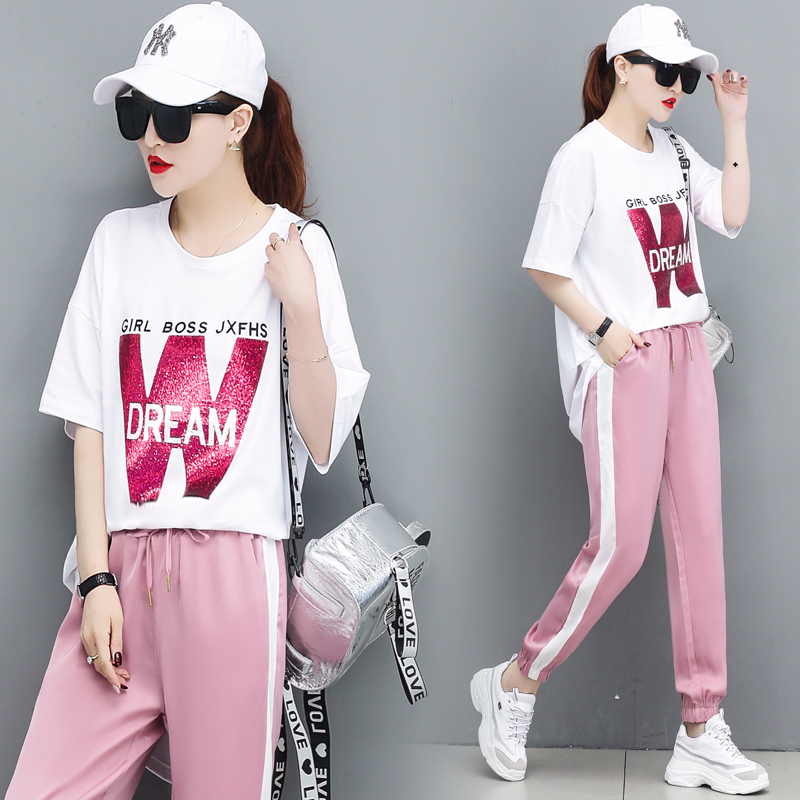 乍冷乍热的天气,穿这样跑步服最合适,减龄又