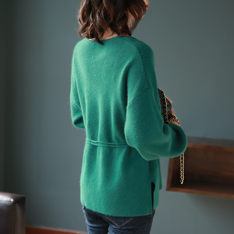 2018年快结束!建议微胖女人搭配遮肉毛衣,显