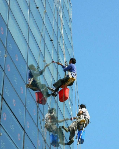 过年擦玻璃,千万别用清水洗,教你一妙招,玻璃干