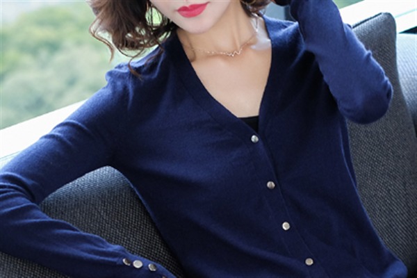 40岁的女人,别总一身黑!学他们穿针织开衫,想