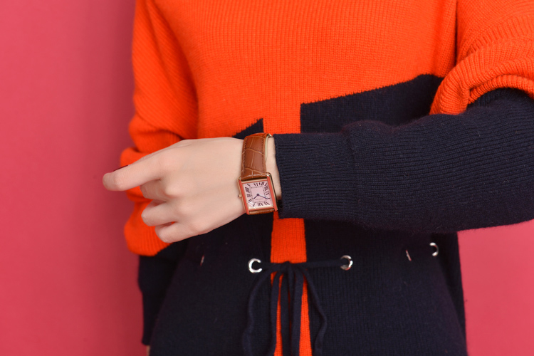 高铁上偶遇一位42岁的女士这样穿,大写的四个